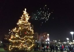 Дядо Коледа пристигна в столичния парк “Възраждане”,за да запали светлините на коледната елха с кмета на Района Савина Савова