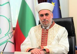 Мюсюлманите празнуват Курбан Байрям. Главният мюфтия на мюсюлманите в България д-р Мустафа Хаджи ги приветства.