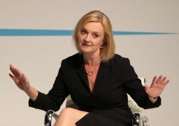 ПРЕМИЕРЪТ НА ВЕЛИКОБРИТАНИЯ ПОДАДЕ ОСТАВКА, ДОКАТО БЪЛГАРСКИЯТ ПАРЛАМЕНТ ТЪРСИ ПРЕДСЕДАТЕЛ.