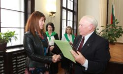 Съюзът на юристите в България връчи наградата си “Партньор на годината” на кмета на район “Възраждане” Савина Савова